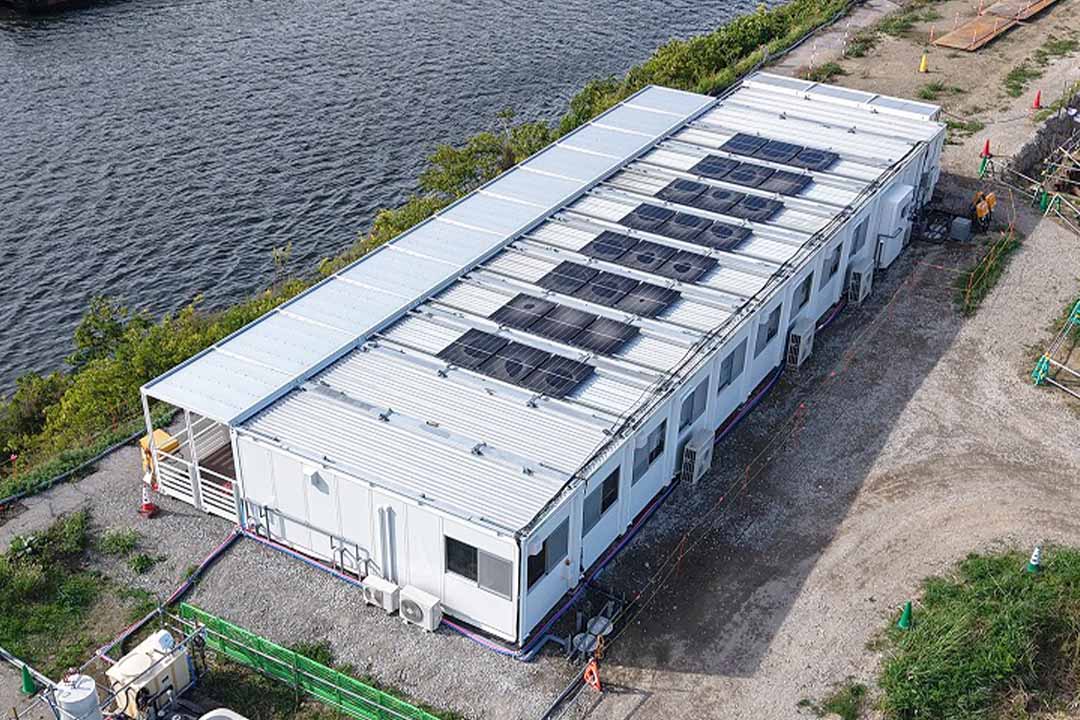 100㎡以上（30坪以上）の建設現場事務所/休憩所のユニットハウス・プレハブ・コンテナハウス、リバーサイド棟 休憩所 上空 ソーラーパネル