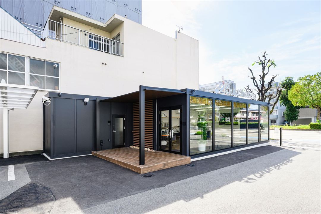 愛知県名古屋市50〜100㎡ (15〜30坪)の店舗(ショールーム)のユニットハウス・プレハブ・コンテナハウス、外観 左アングル エントランス デッキ