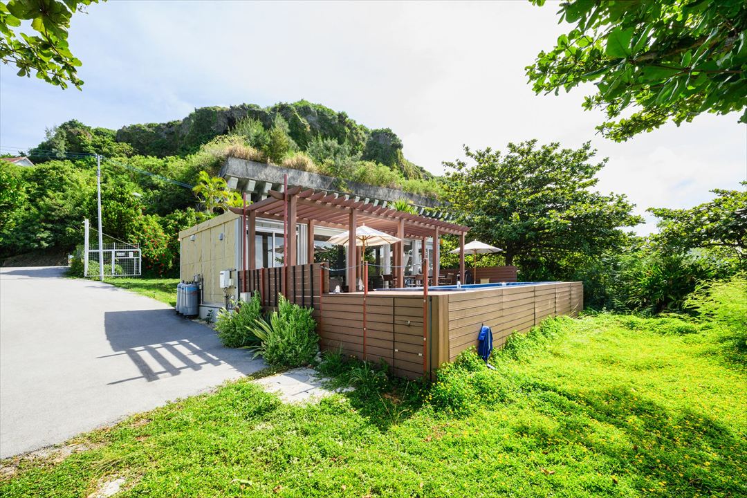 沖縄県うるま市50〜100㎡ (15〜30坪)の店舗(宿泊施設)のユニットハウス・プレハブ・コンテナハウス、外観 左アングル