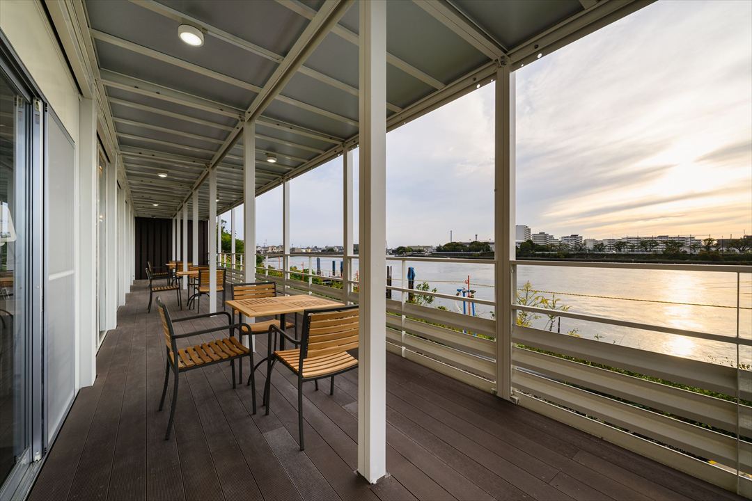 100㎡以上（30坪以上）の建設現場事務所/休憩所のユニットハウス・プレハブ・コンテナハウス、リバーサイド棟 休憩所 インナーバルコニー