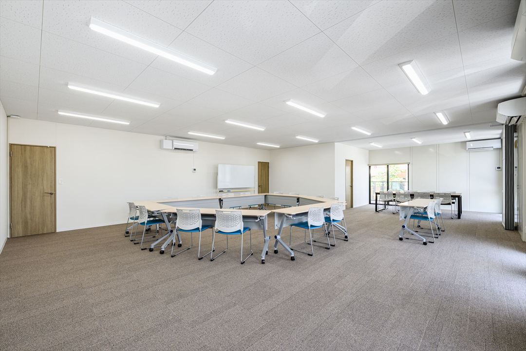 愛知県名古屋市100㎡以上（30坪以上）の事務所(会社事務所)のユニットハウス・プレハブ・コンテナハウス、内観2階　会議室（可動間仕切りを開けた様子）