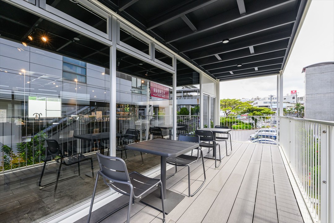 沖縄県那覇市の事務所(会社事務所)/研修スペースのユニットハウス・プレハブ・コンテナハウス、インナーバルコニー