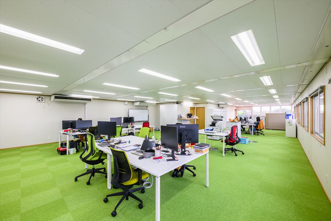 100㎡以上（30坪以上）の建設現場事務所/休憩所のユニットハウス・プレハブ・コンテナハウス、事務所棟 内観 1階 事務室