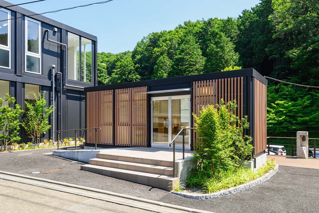 東京都西多摩郡日の出町100㎡以上（30坪以上）の事務所/安置室/待合室のユニットハウス・プレハブ・コンテナハウス、待合室　外観の右アングル