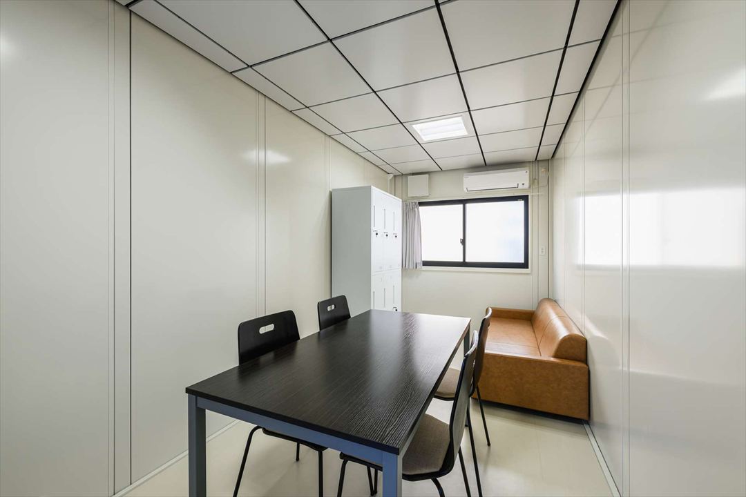 千葉県柏市100㎡以上（30坪以上）のスポーツレジャー(部室棟/クラブハウス)のユニットハウス・プレハブ・コンテナハウス、内観 弓道部部室棟 部屋手前から