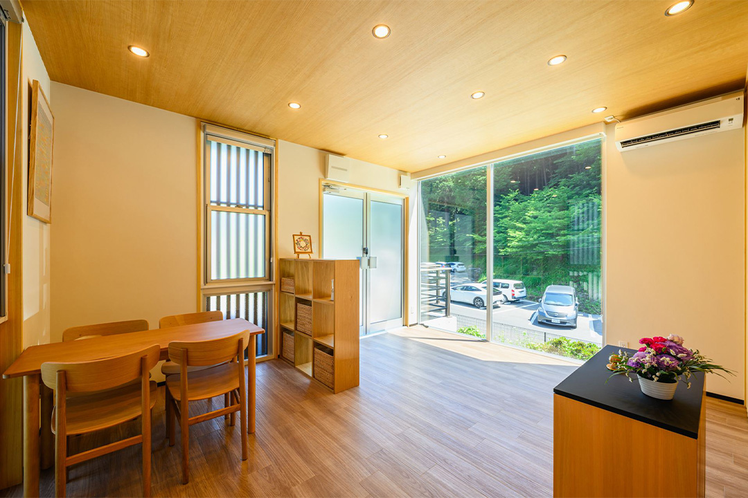 東京都西多摩郡日の出町100㎡以上（30坪以上）の事務所/安置室/待合室のユニットハウス・プレハブ・コンテナハウス、安置室　内覧（室内から入口を見た様子）