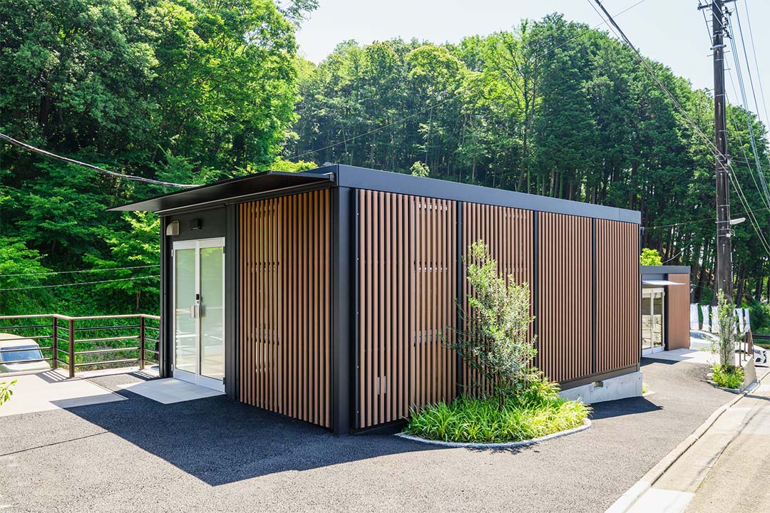 東京都西多摩郡日の出町100㎡以上（30坪以上）の事務所/安置室/待合室のユニットハウス・プレハブ・コンテナハウス、安置室　外観の左アングル