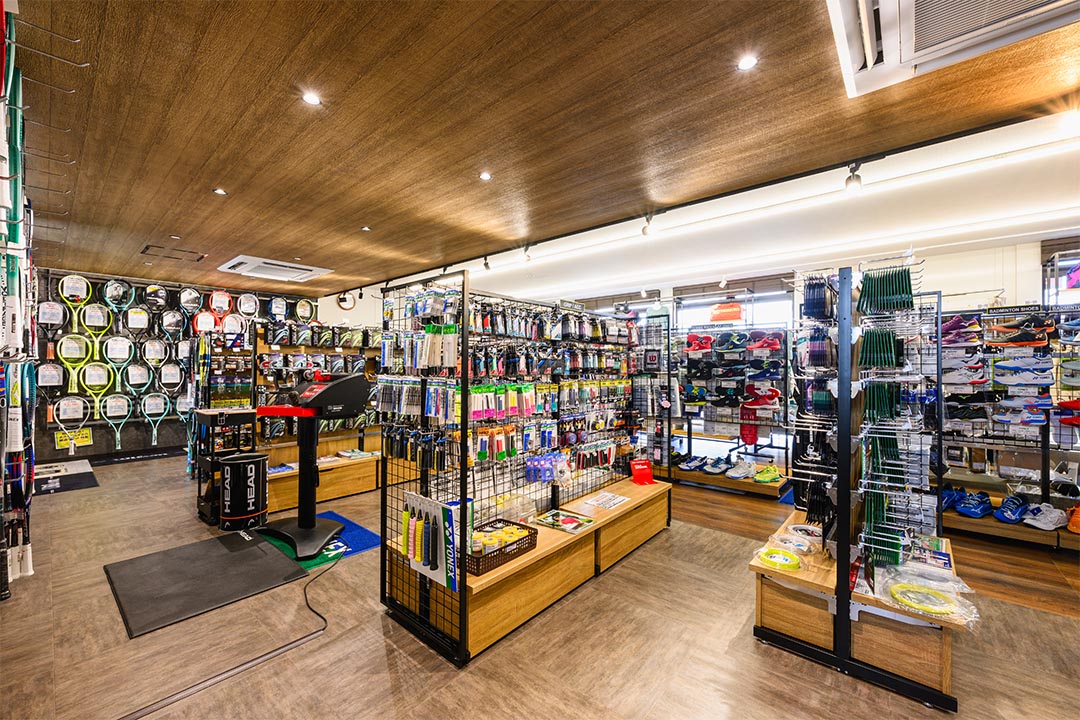 茨城県土浦市100㎡以上（30坪以上）の店舗（テニス用品販売）のユニットハウス・プレハブ・コンテナハウス、内覧 売り場 木目調デザイン