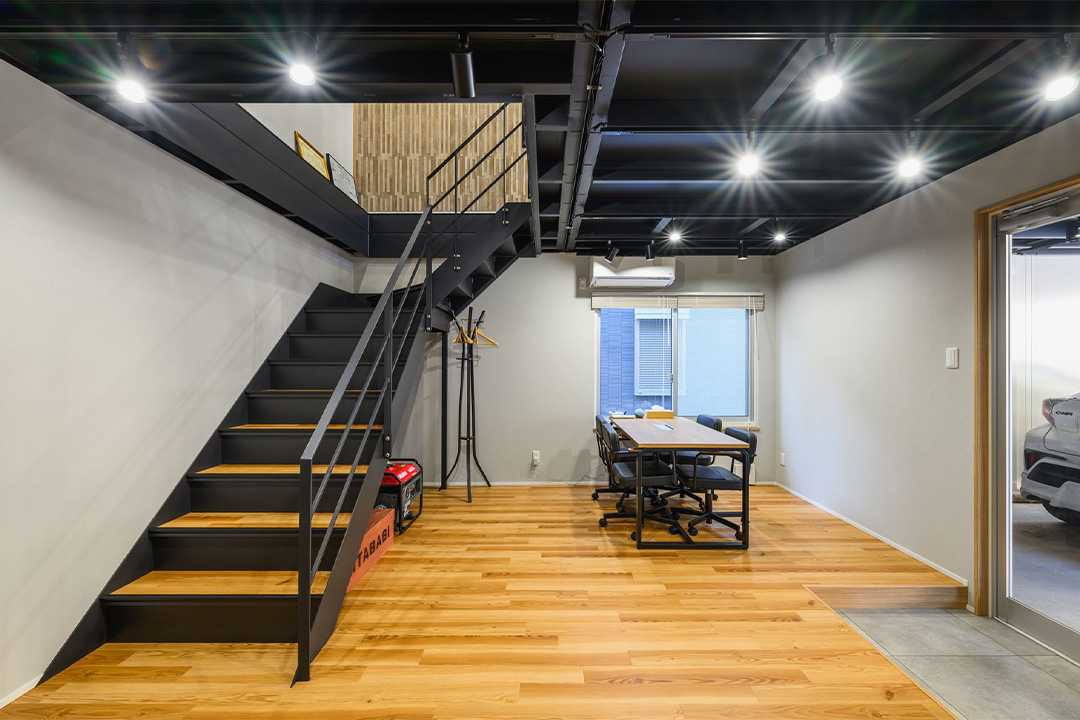 東京都府中市の事務所(会社事務所)/ガレージのユニットハウス・プレハブ・コンテナハウス、内観１階　ホール（階段を正面にしたアングル）