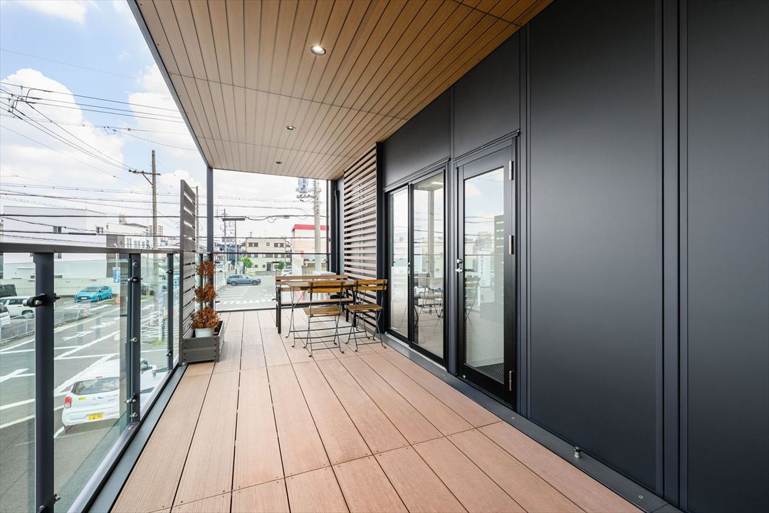 愛知県名古屋市100㎡以上（30坪以上）の事務所(会社事務所)のユニットハウス・プレハブ・コンテナハウス、外観2階　インナーバルコニー
