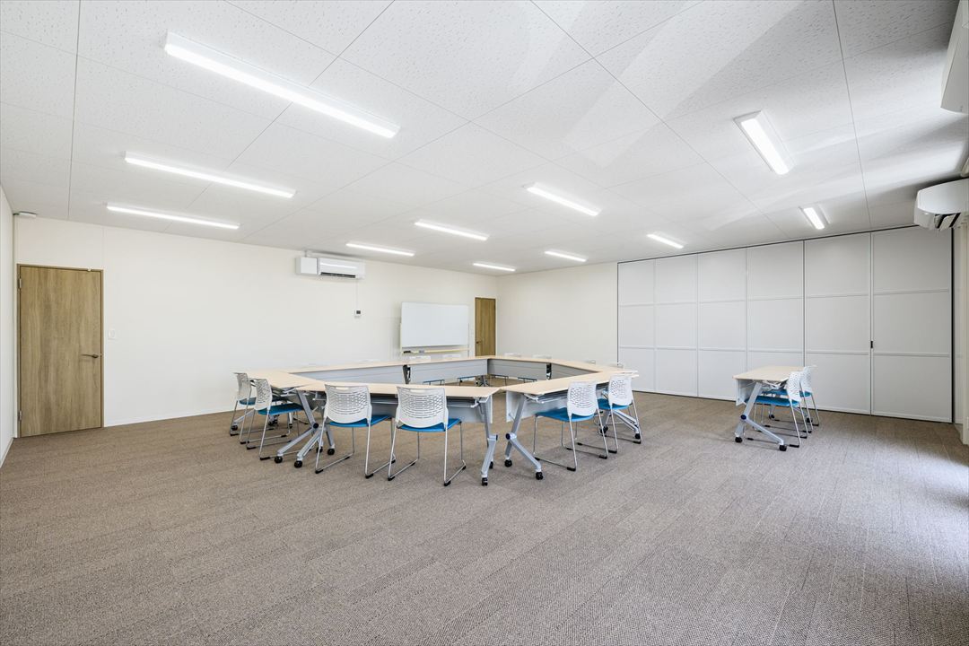 愛知県名古屋市100㎡以上（30坪以上）の事務所(会社事務所)のユニットハウス・プレハブ・コンテナハウス、内観2階　会議室（可動間仕切りで仕切った様子）