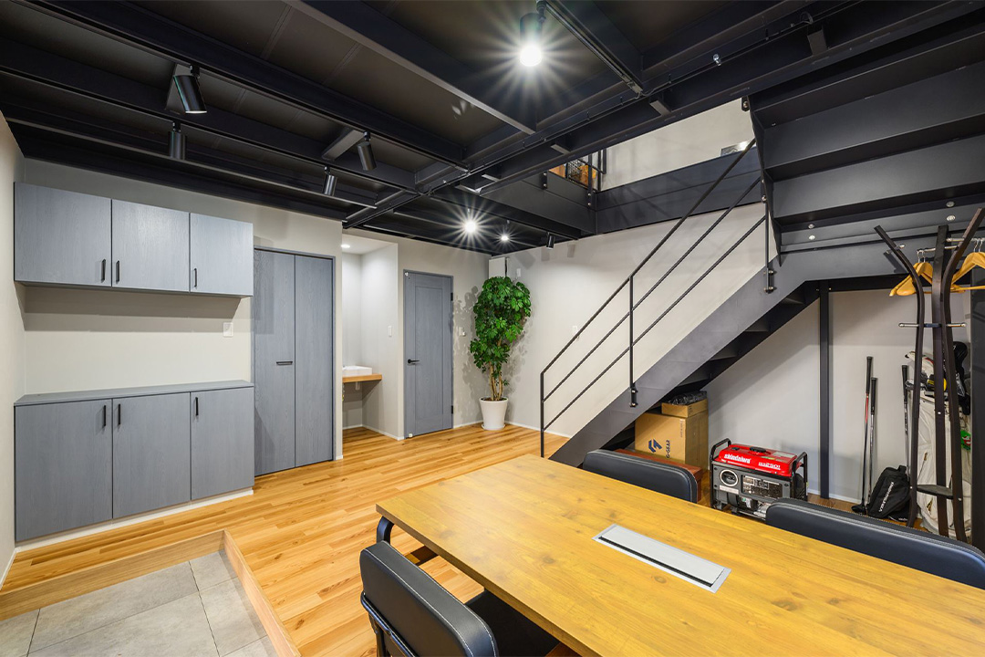 東京都府中市の事務所(会社事務所)/ガレージのユニットハウス・プレハブ・コンテナハウス、内観１階　ホール（入口からの右アングル）