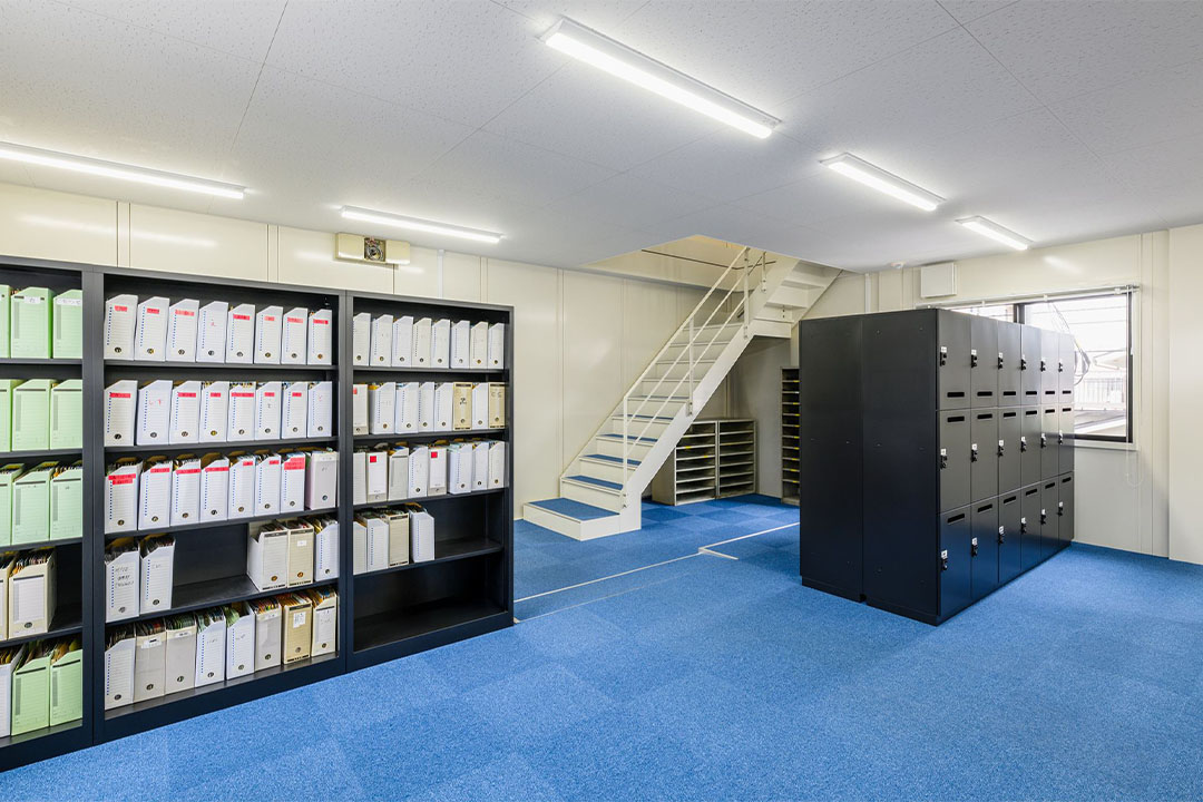 東京都練馬区100㎡以上（30坪以上）の事務所(会社事務所)のユニットハウス・プレハブ・コンテナハウス、内覧1階　階段