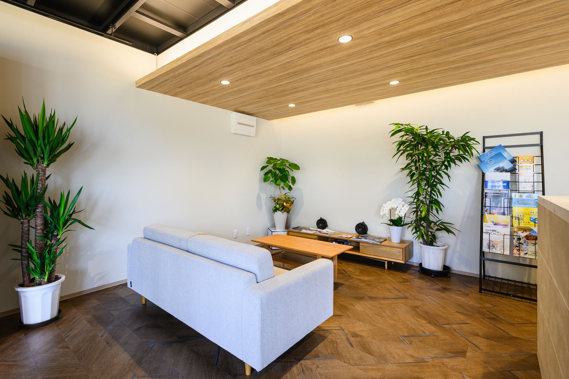 愛知県名古屋市100㎡以上（30坪以上）の店舗(自動車・ペット用品・カーオーディオ販売)のユニットハウス・プレハブ・コンテナハウス、内観1階 受付横ラウンジスペース