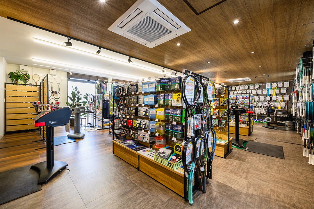 茨城県土浦市100㎡以上（30坪以上）の店舗（テニス用品販売）のユニットハウス・プレハブ・コンテナハウス、内覧 売り場 高い天井