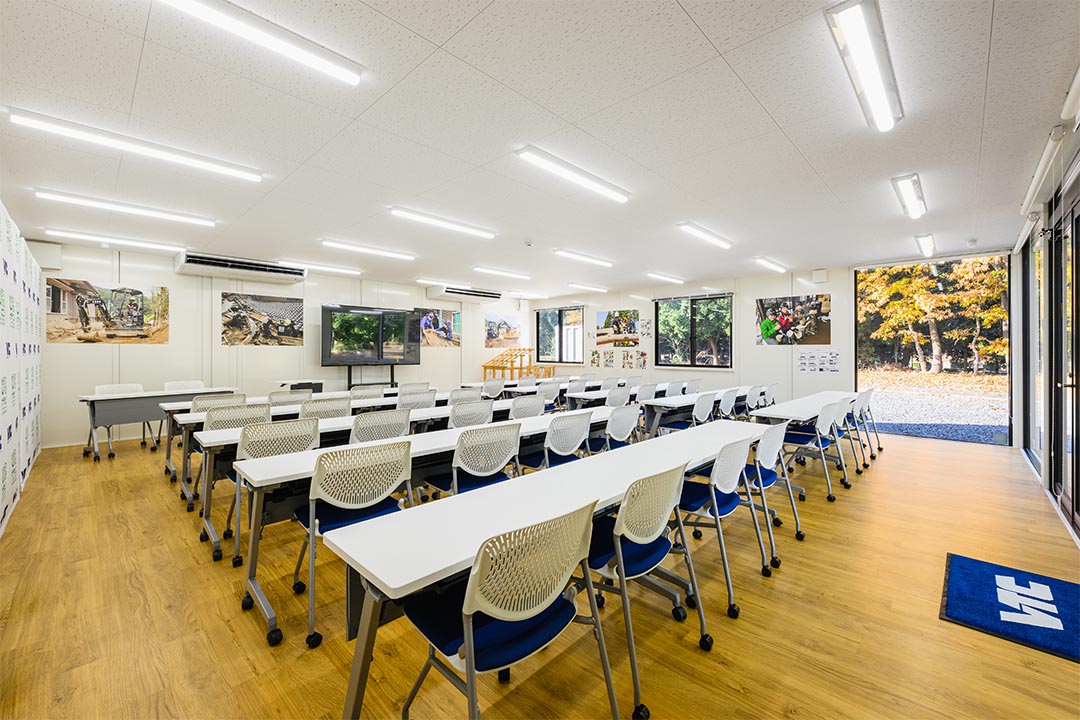 茨城県つくば市の研修施設/トイレのユニットハウス・プレハブ・コンテナハウス、内覧 1F 研修室 入口側から室内を見た様子