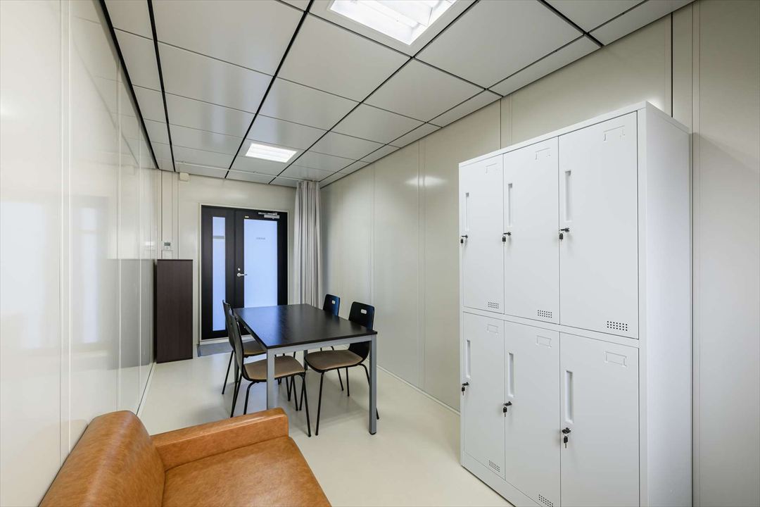 千葉県柏市100㎡以上（30坪以上）のスポーツレジャー(部室棟/クラブハウス)のユニットハウス・プレハブ・コンテナハウス、内観 弓道部部室棟 部屋奥から