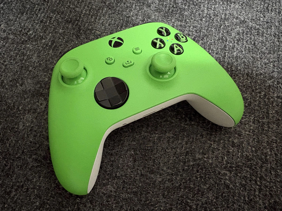 【純正品】Xbox ワイヤレス コントローラー (ベロシティ グリーン) : ゲーム