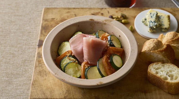 ズッキーニとトマトの重ね焼き　生ハムのせ