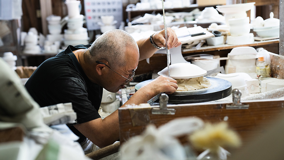 しのぎ深丼がつくられる、深川製磁の工房を訪ねて 前編 | 久原本家 折々の会