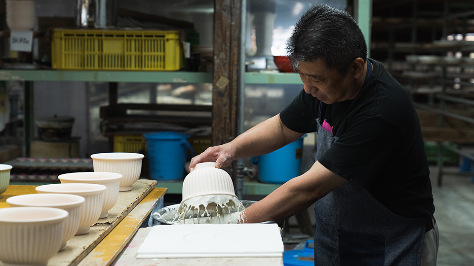 しのぎ深丼がつくられる、深川製磁の工房を訪ねて 後編 | 久原本家