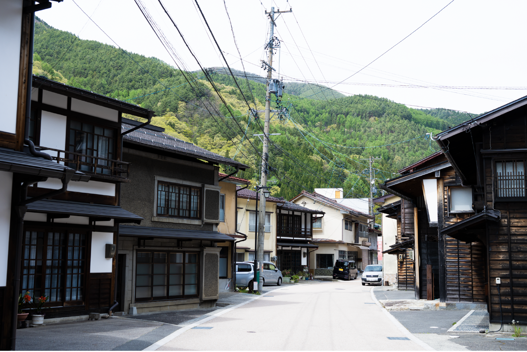 うるしの里木曽平沢は、中山道・木曽11宿の一つである奈良井宿の枝郷で、古くから漆工町として栄えてきた。当時の店構えを遺した漆器店が並ぶ商店街は、国選定重要伝統的建造物群保存地区となっている