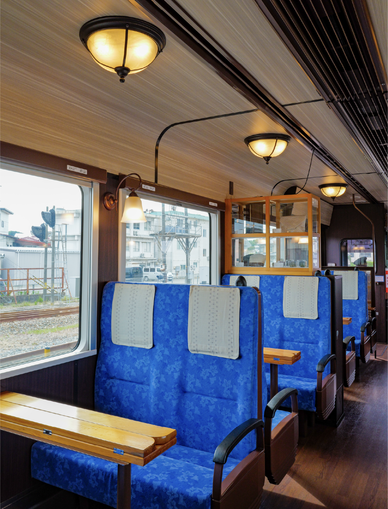 能登の工芸品に囲まれた列車内