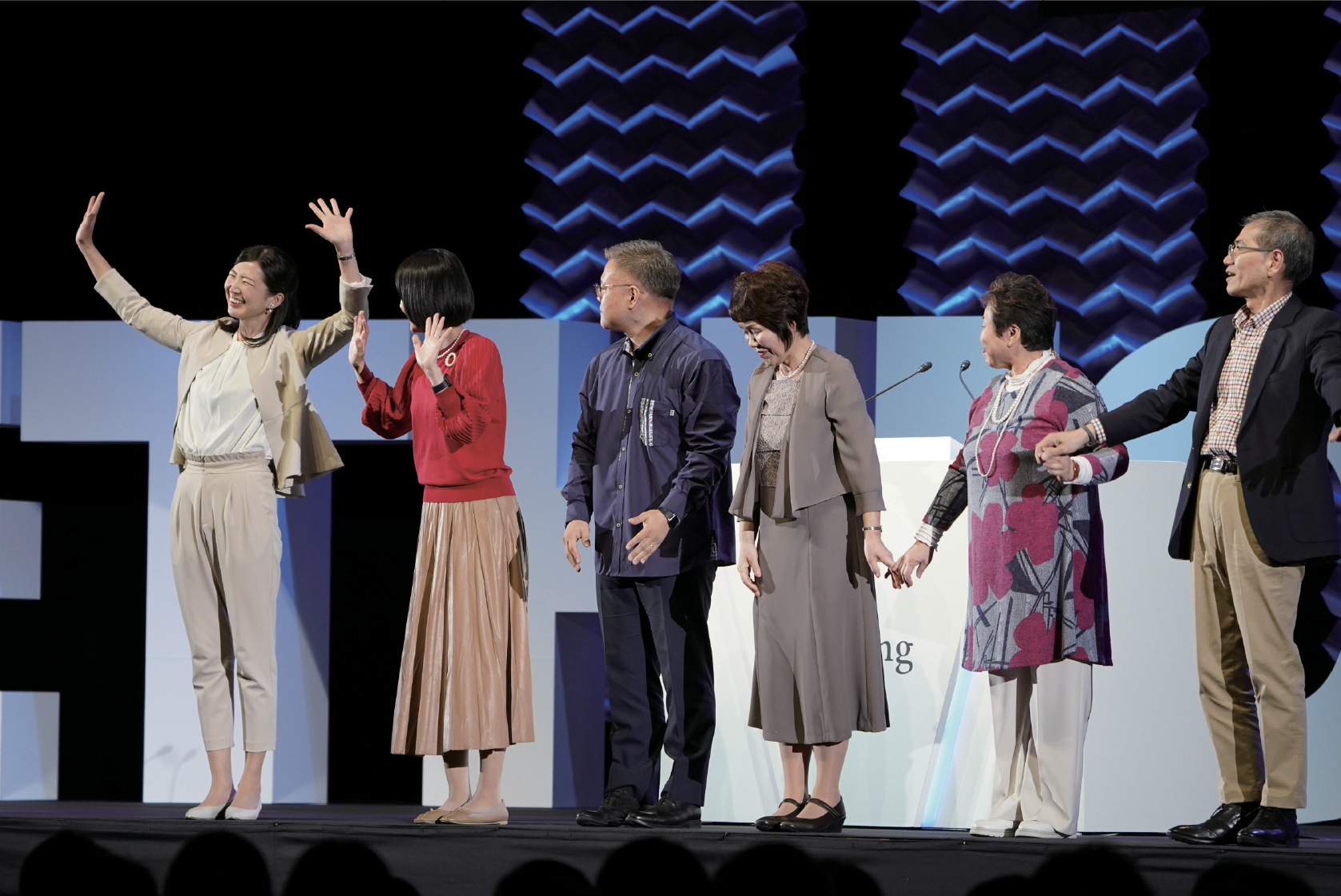 スピーチ終了後は本日のスピーカーが舞台上に並んで、笑顔で客席にごあいさつ。（福岡会場）