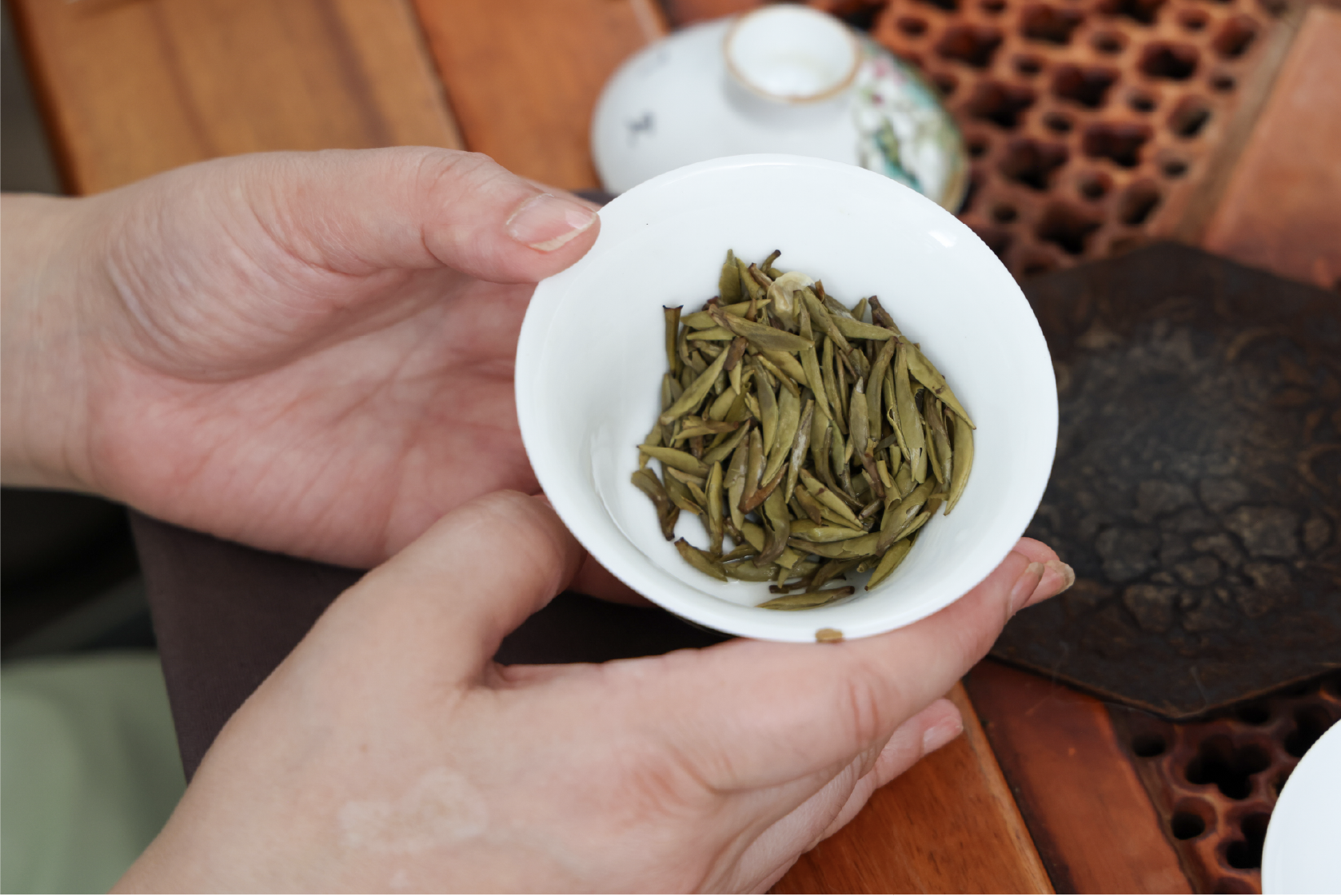 淹れた後に開いた茶葉をめでるのも楽しみの一つ。乾燥する前の、本来の葉の形状がわかる