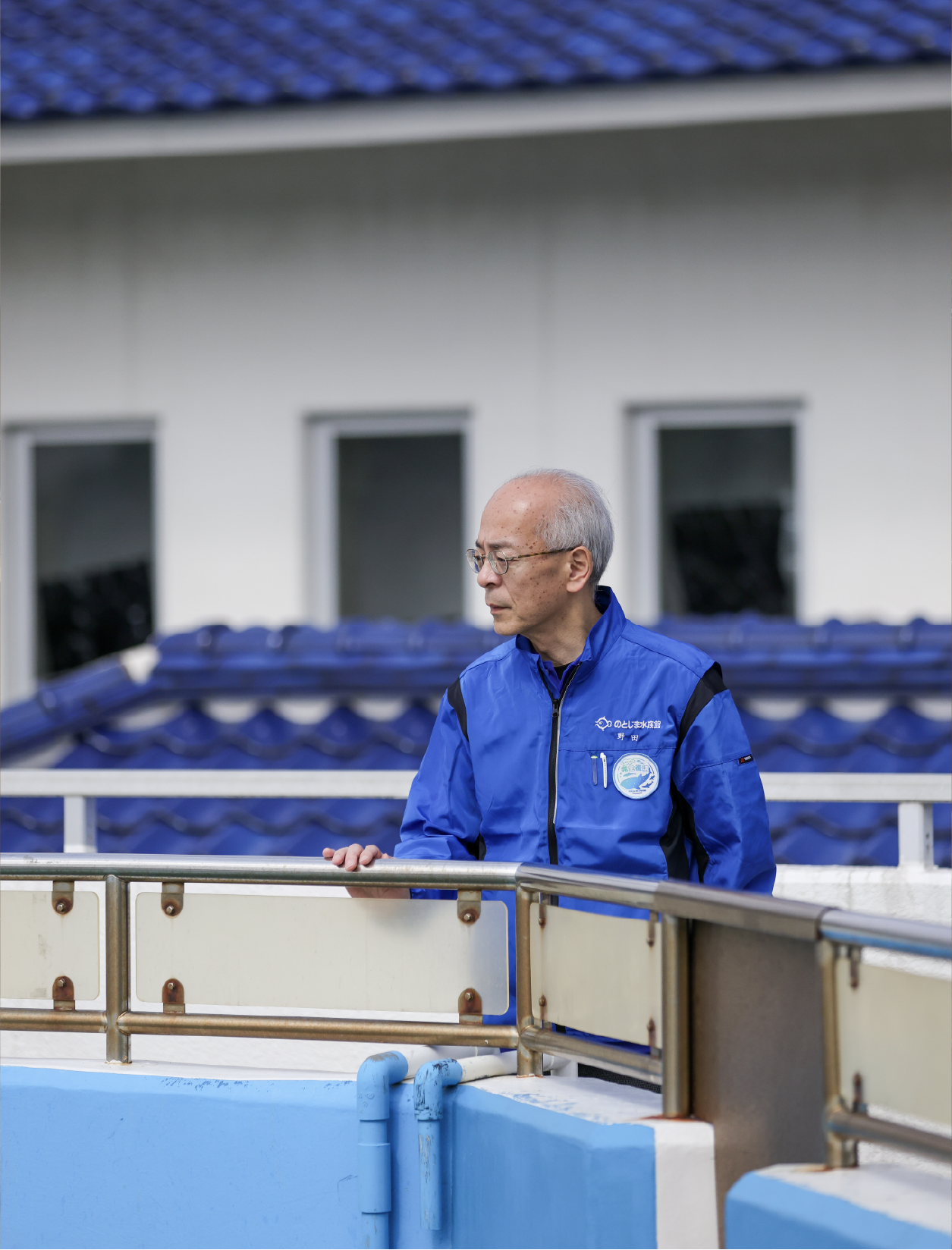 水槽の様子を確認する野田忠行館長は4月1日より就任。前職では七尾市役所で県と市の調整を行ってきた