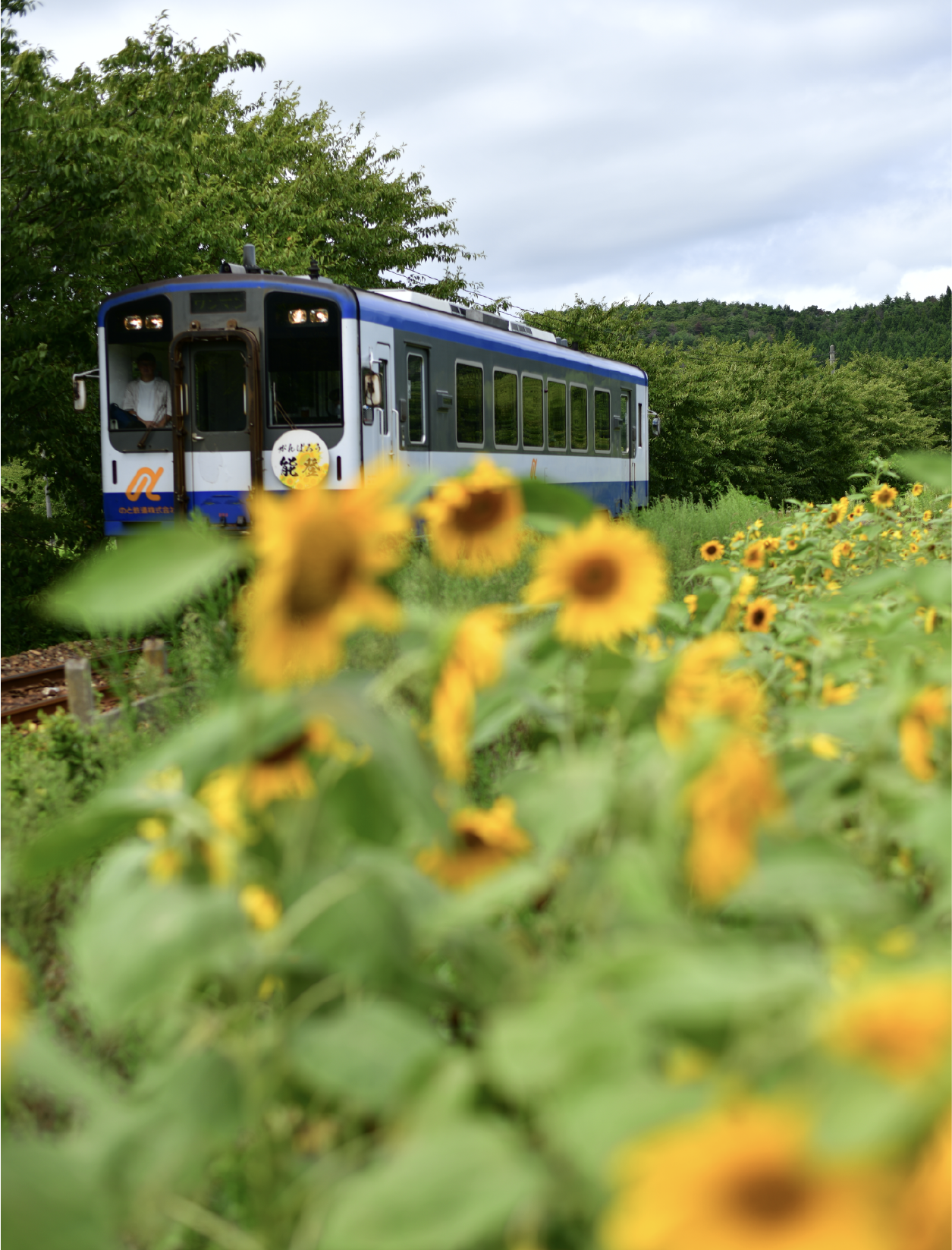 四季折々の能登を走り抜けるのと鉄道（写真提供：石川県観光連盟、のと鉄道）