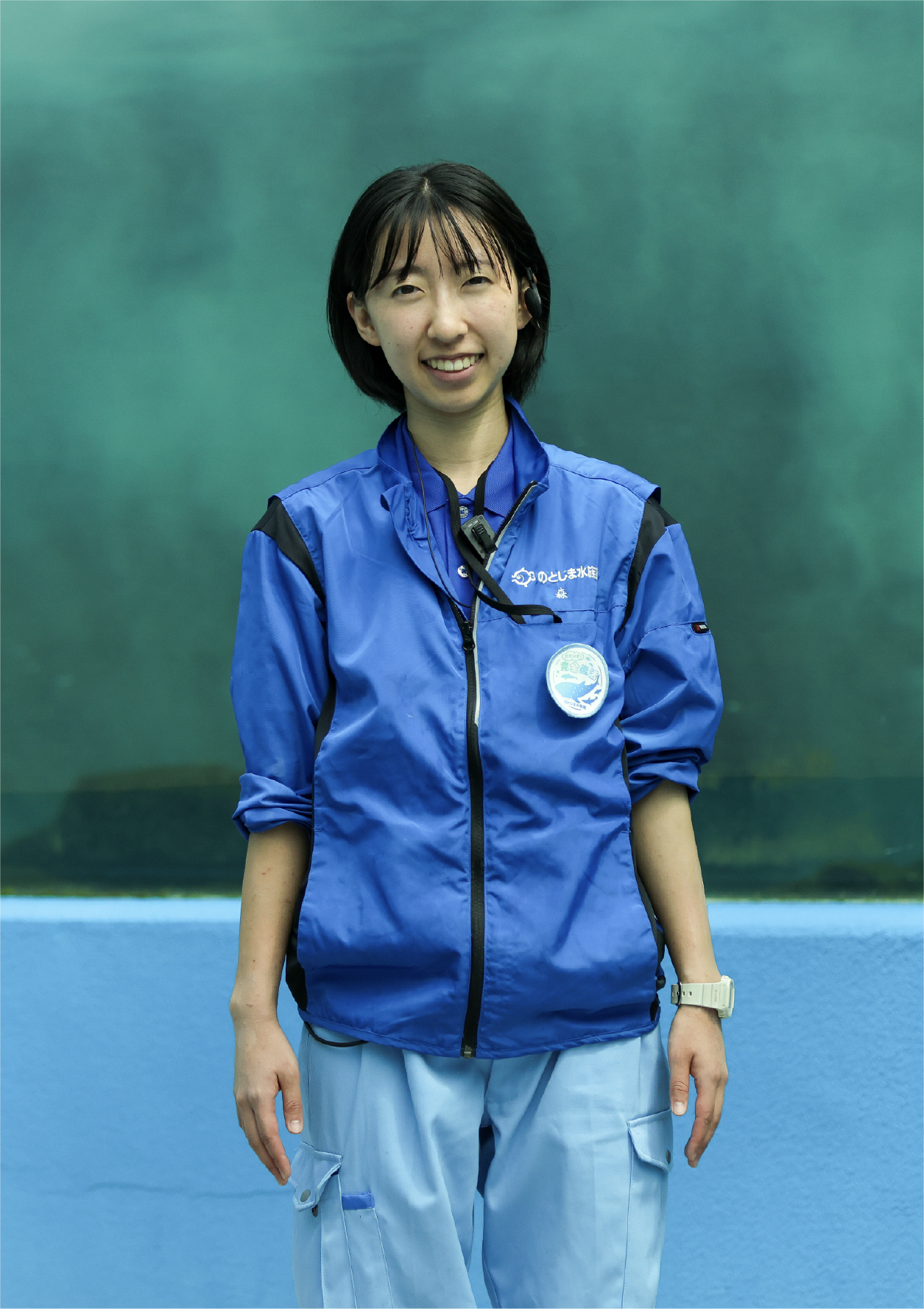 飼育スタッフの森友紀恵さんも生き物たちの世話をしながらお客さまに解説