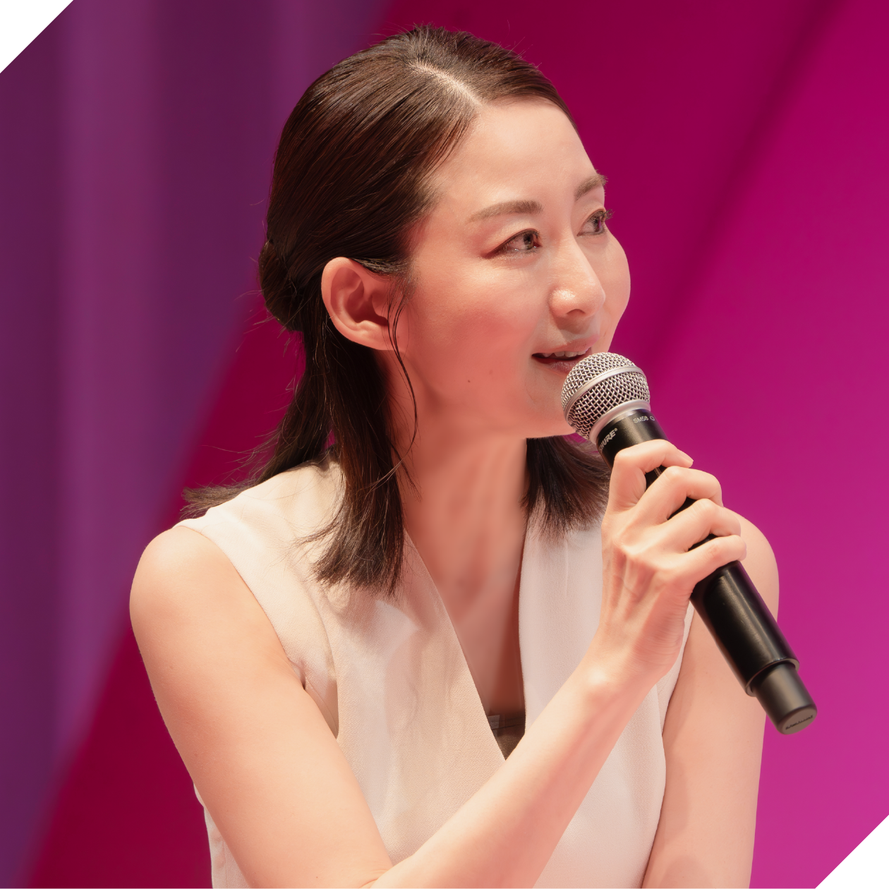 安堂サオリ（あんどう・さおり）さん　フリーアナウンサー。ETHICS FAN MEETINGの司会でもおなじみ。シングルマザーとして、4歳の娘を育てながら働くワーキングママ。