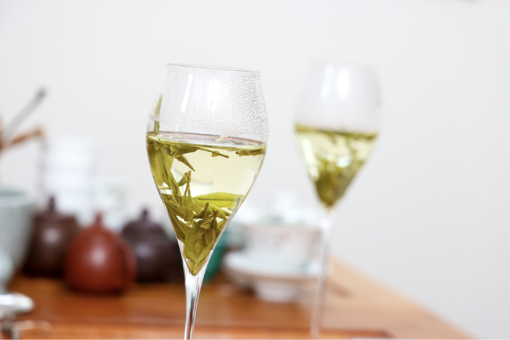 シャンパングラスに茶葉と湯を直接入れて飲んだ龍井茶。茶の芽の先端を摘んだ茶葉で、細長く美しい形状がよくわかる