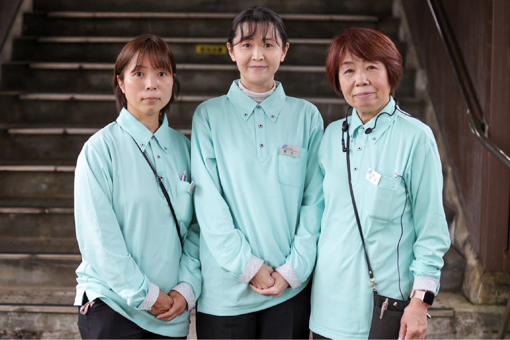 （左から）語り部の坂本藍さん、牛上智子さん、宮下左文さん。震災から数カ月後、総務部長兼物産館支配人の宮上哲夫さんと4人で三陸鉄道へ赴き、震災学習列車の見学と現地の語り部さんたちの話を聞いた。ローカル鉄道として自分たちも地元の人たちに恩返しをしたいという思いで震災語り部列車の企画を進めた