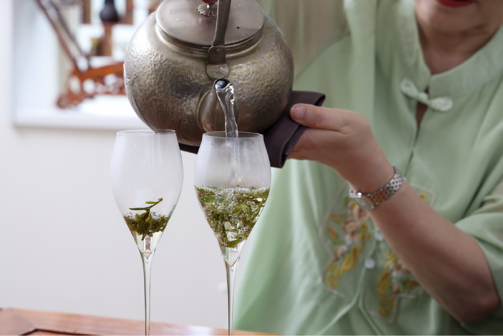 透明なグラスなので、中の葉がジャンピングしている様子がわかる