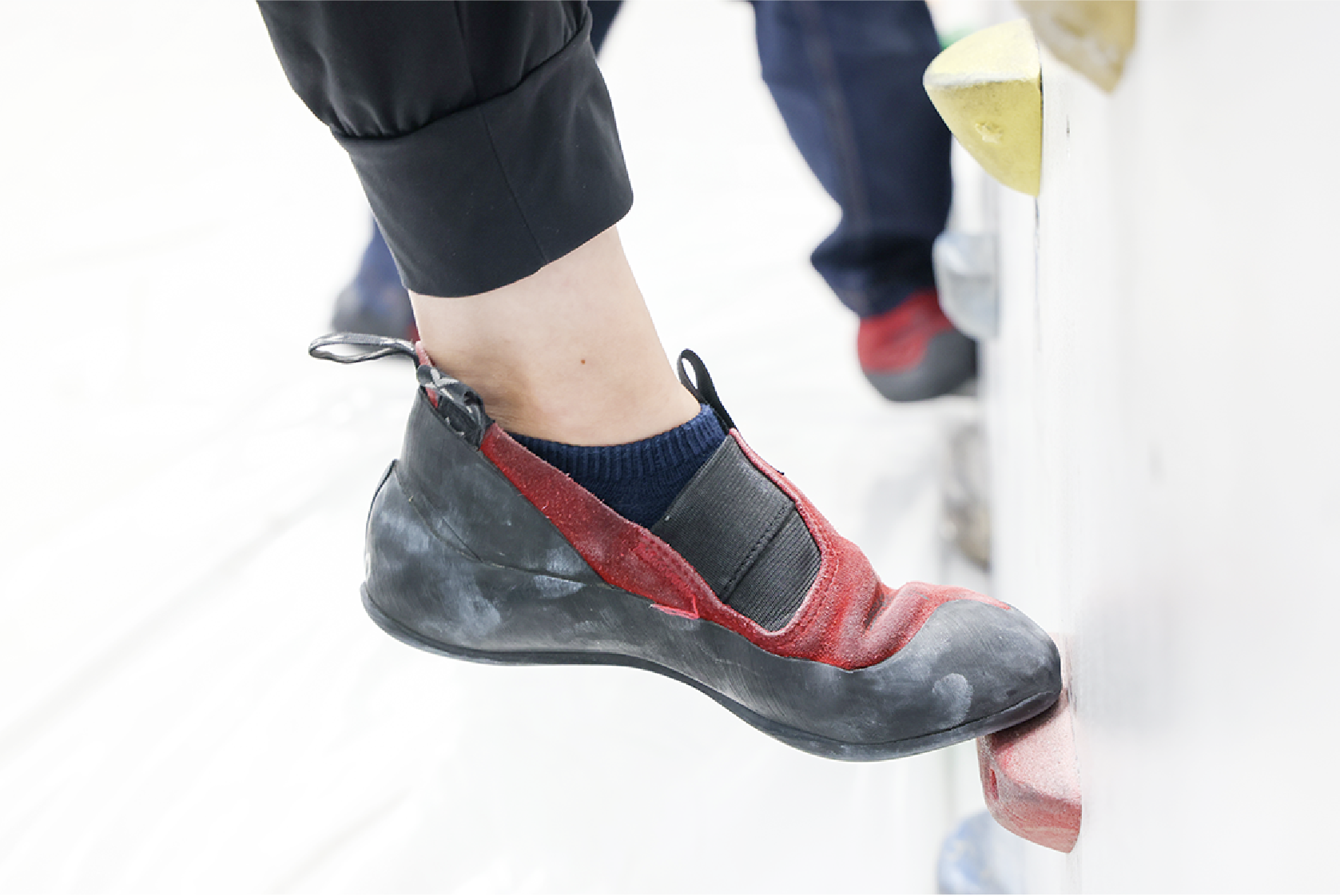 足はつま先をホールドにのせることで、体の可動域が広がる。次のホールドをとりに行く際にはかかとを上げ、つま先をホールドにこすりつけるようなイメージで蹴る