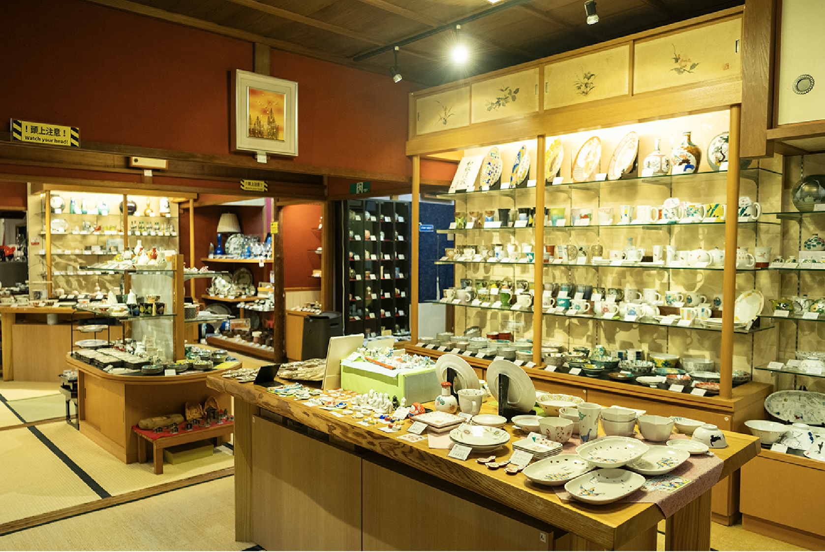 長町の武家屋敷にある金沢九谷ミュウジアム。茶室・庭を臨む食事スペースもあり、ゆったりとした空間で九谷焼を堪能、購入することができる。