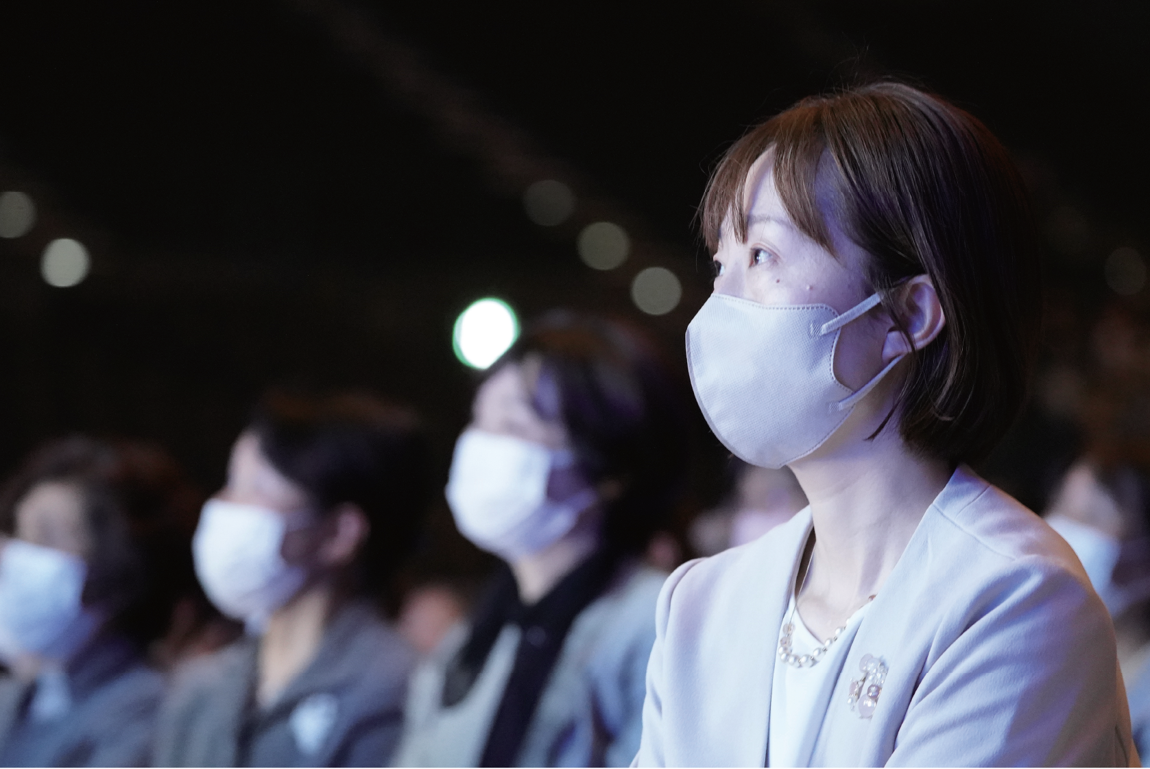 新しい演出を楽しみながらも、客席の皆さんはスピーチに熱心に聞き入っていました。