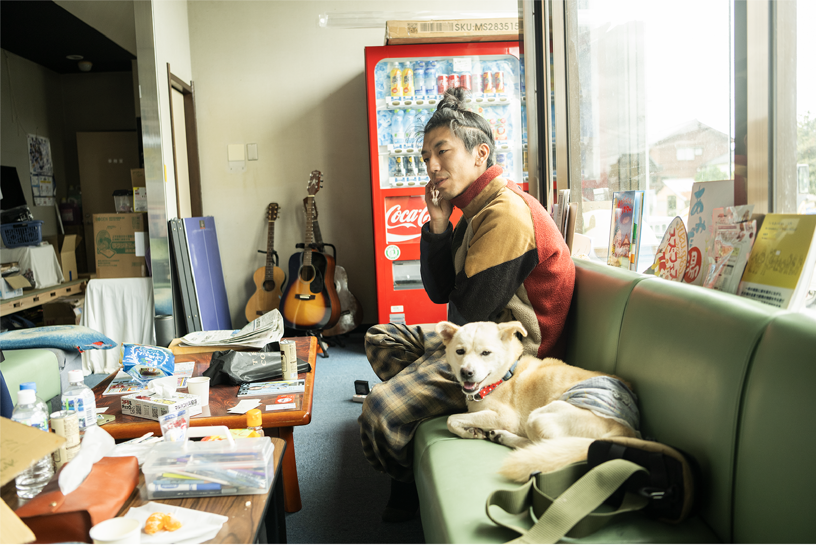 復興に向けて活動する皆さんと、あみだ湯に寝泊まりしながら生活する新谷さん。町を見回っている途中に保護したという犬も新谷さんの側から離れず同席