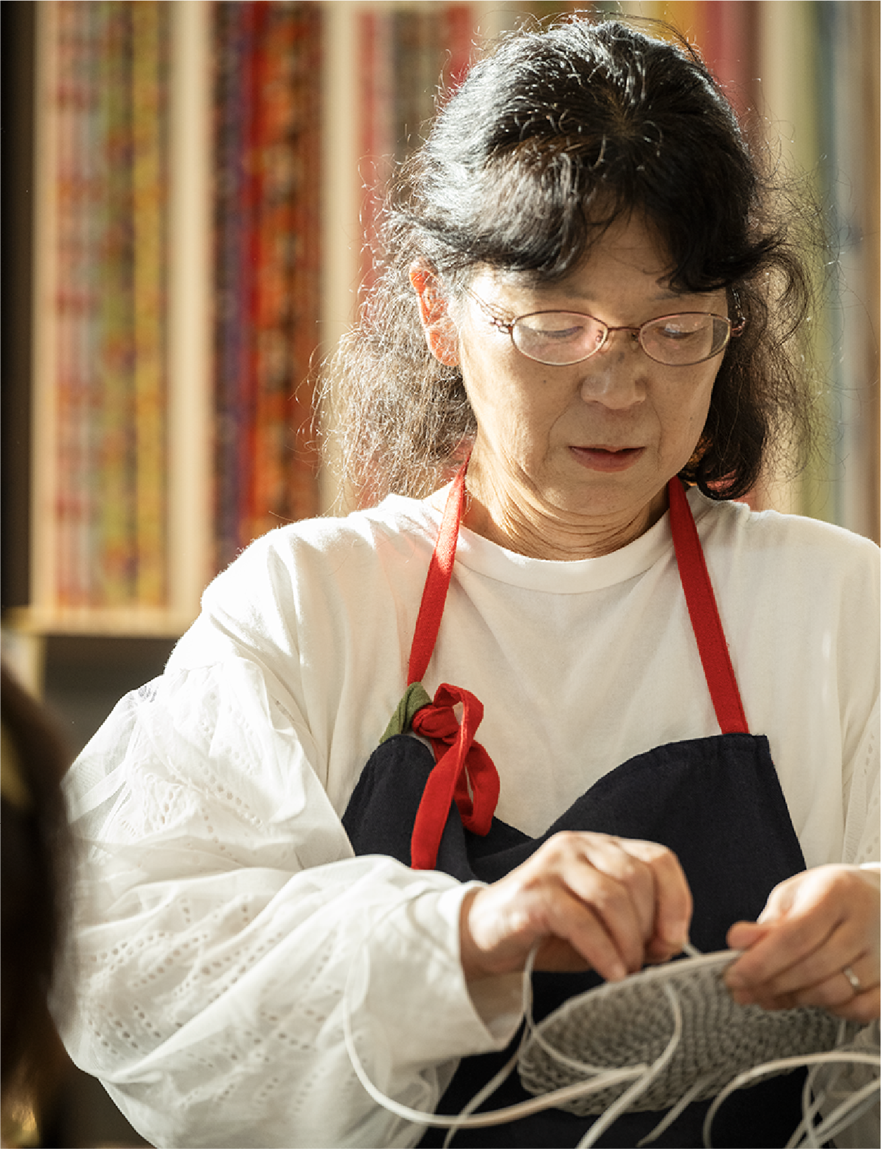 幸葉さんが縫い物をする様子