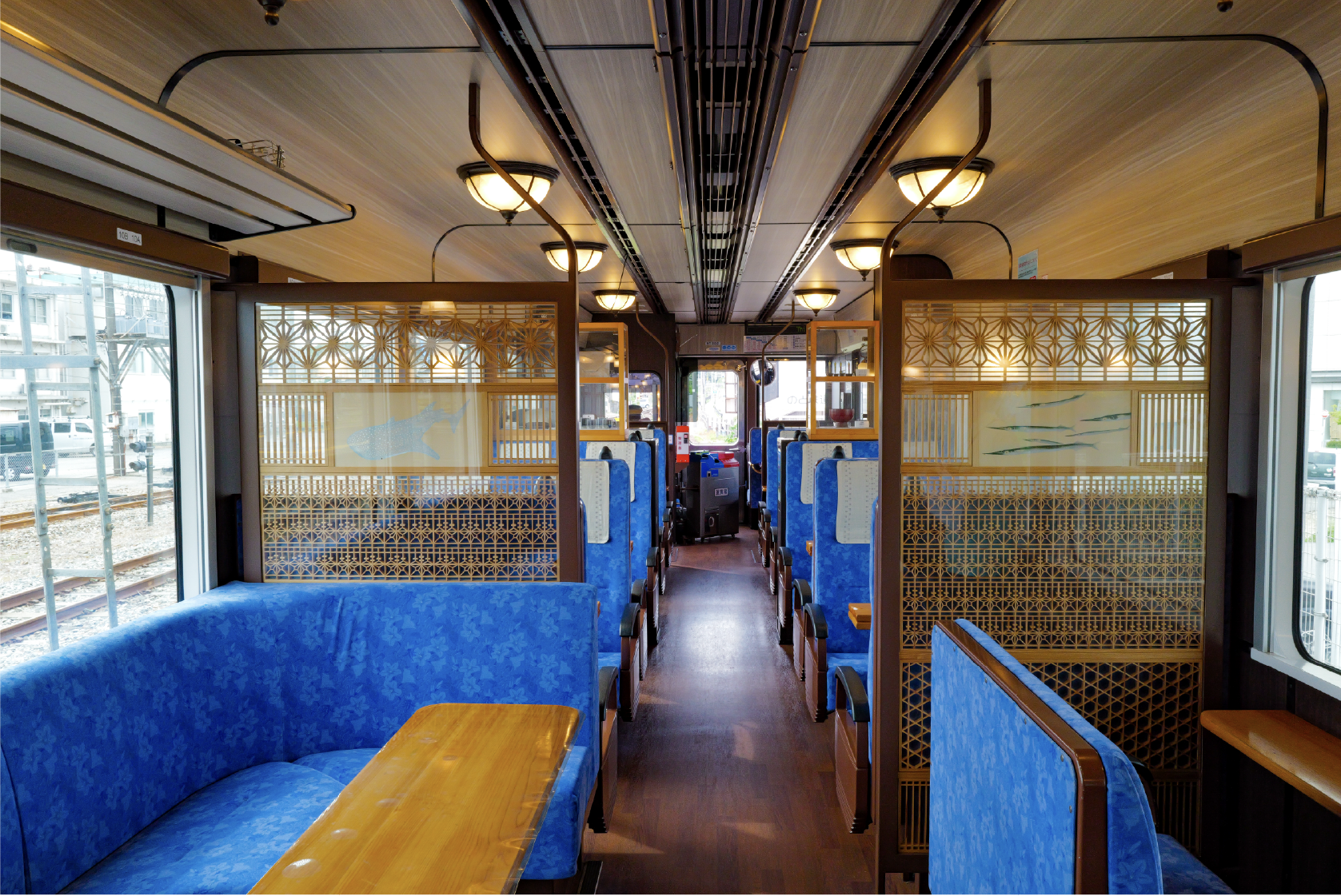 海向きの展望シートはまるでホテルラウンジのよう