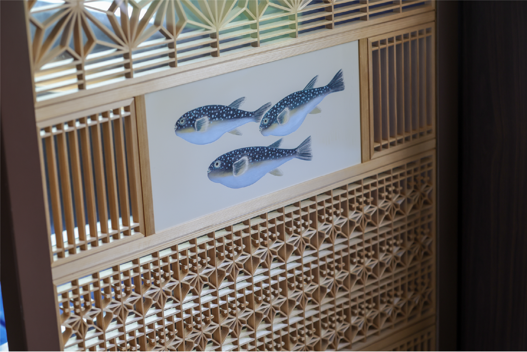 伝統工芸品田鶴浜建具の組子細工が施されたパーテーション