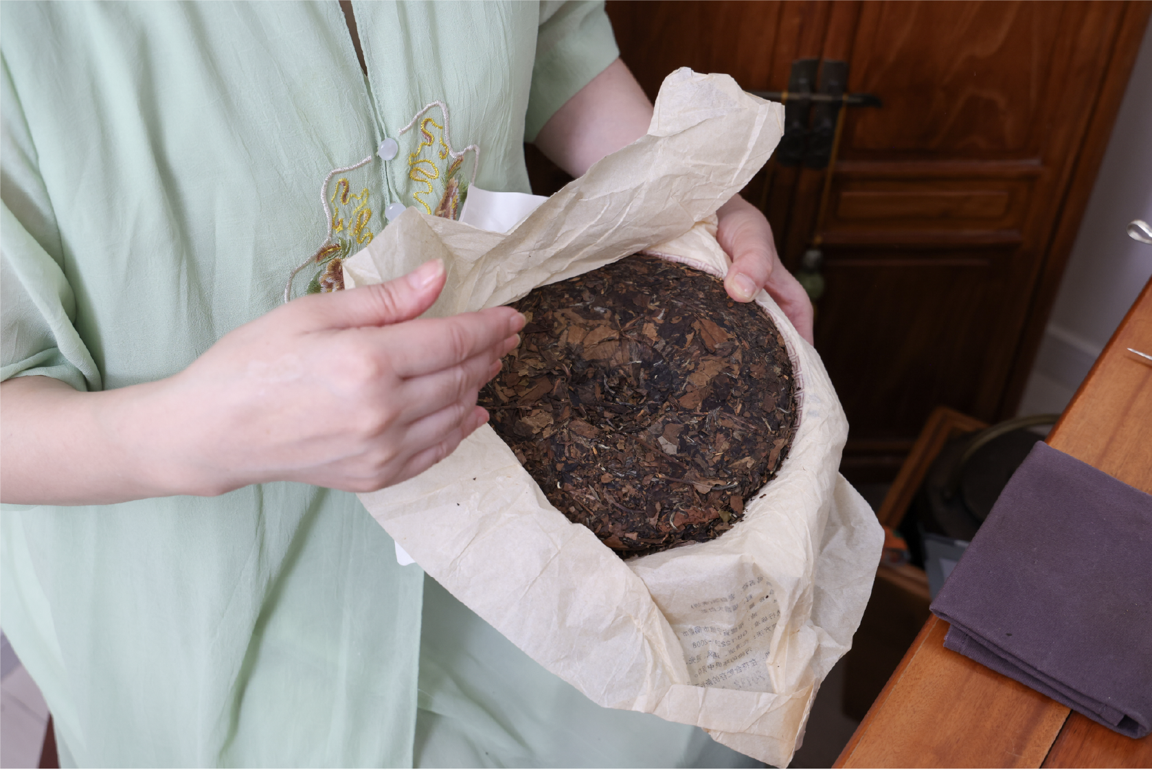 12年熟成された老白茶の茶葉。専用のナイフを使ってかたい塊からくずすように取り出す