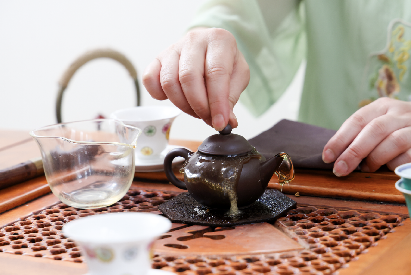 茶壺には湯をあふれる直前まで注ぎ、泡立った表面をすり切るようにしてふたをすることで、アクを取る