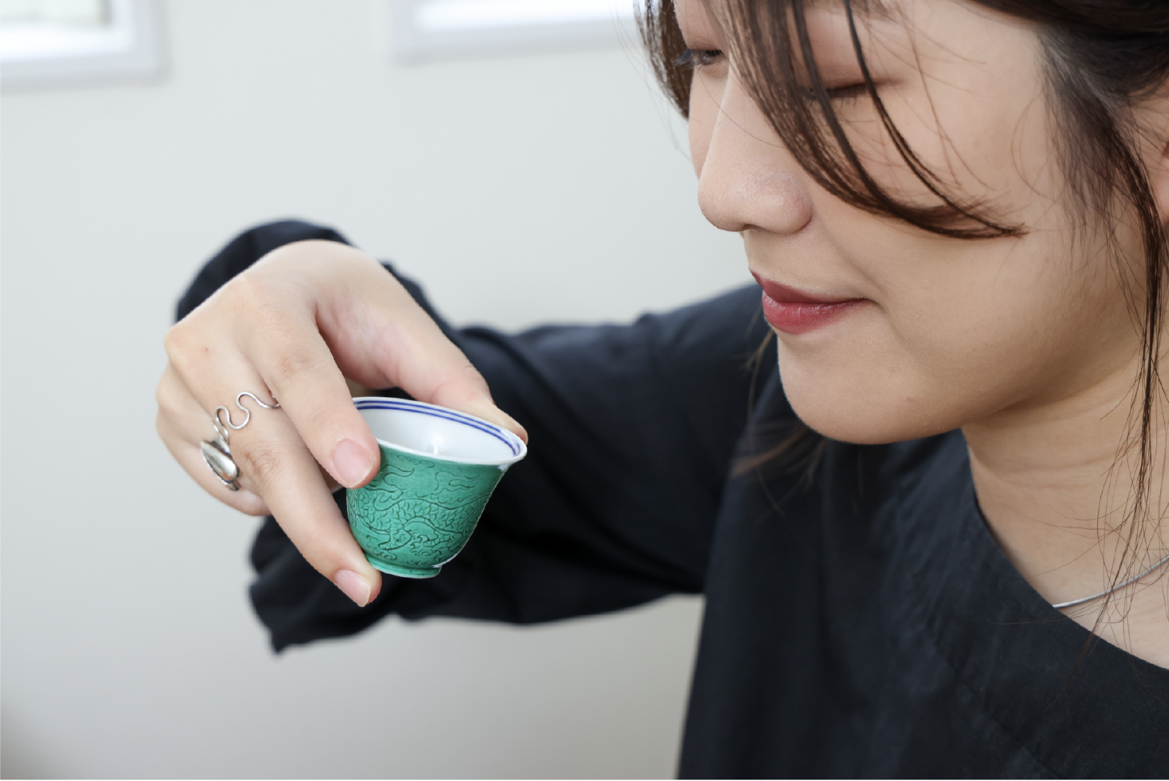 茶杯は、親指と人差し指で縁をはさみ、中指で底を支える。龍が鼎（てい）を守る姿に似ていることから、「三龍護鼎（さんりゅうごてい）」と呼ばれる