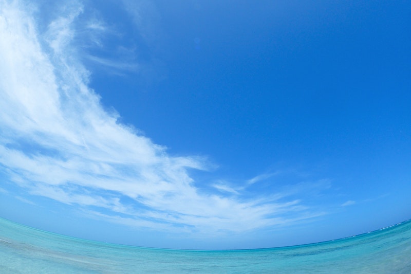 広角レンズで撮影された海と空
