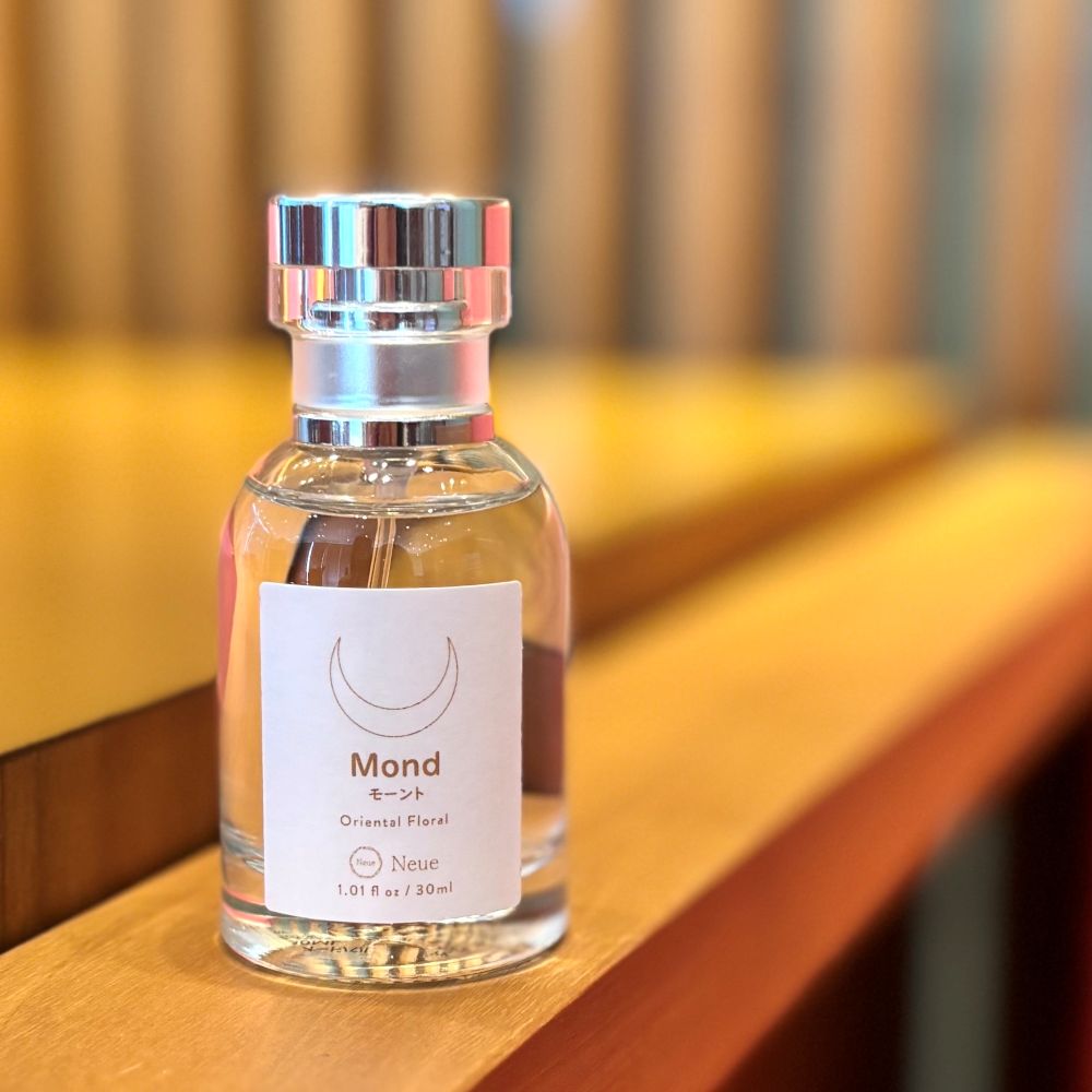 読書の秋は香りとともに。読書中におすすめの香水6選！10月27日は読書