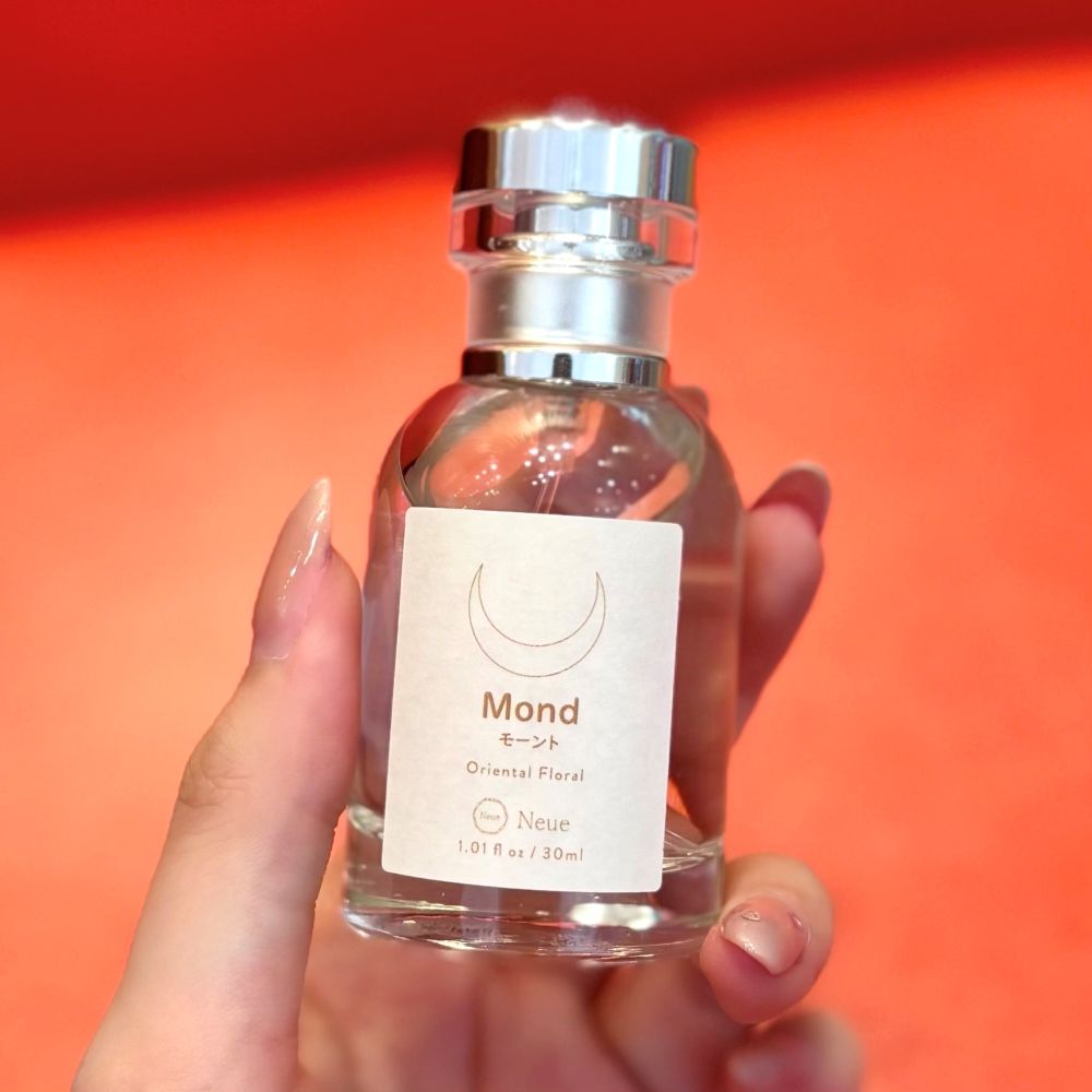 読書の秋は香りとともに。読書中におすすめの香水6選！10月27日は読書