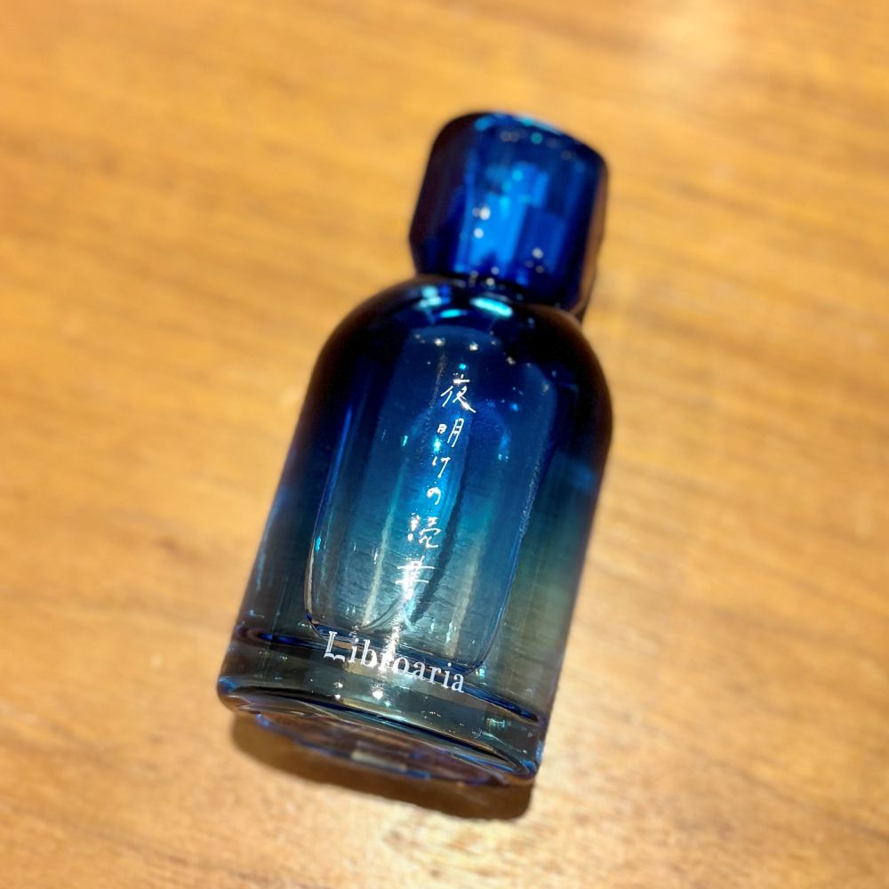 読書の秋は香りとともに。読書中におすすめの香水6選！10月27日は読書